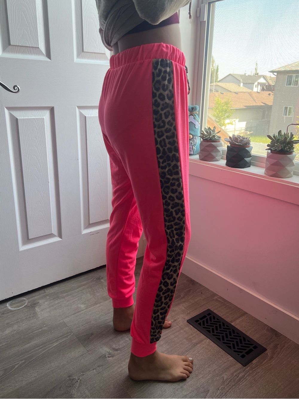 Neon Leopard Ankle Crop Joggers (NWOT) 🍒Pink & Leopard Print Trim, Size Small
